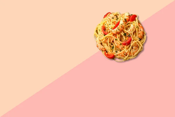 Espaguetis Vista Cercana Con Gambas Aisladas Sobre Fondo Rosa —  Fotos de Stock