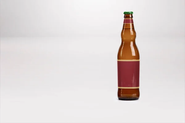在白色空白标签上隔离的棕色啤酒瓶模型 — 图库照片