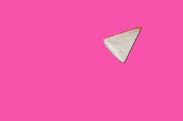 最小限のスタイルでピンクの背景に分離されたコピースペースを持つクリエイティブな概念上のビューフラットレイコンポジションのチーズピース — ストック写真