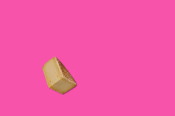 最小限のスタイルでピンクの背景に分離されたコピースペースを持つクリエイティブな概念上のビューフラットレイコンポジションのチーズピース — ストック写真