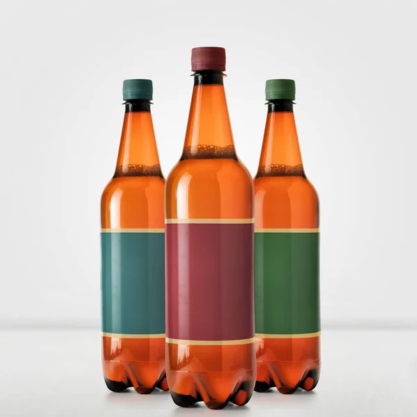 在白色空白标签上隔离的棕色啤酒瓶模型 — 图库照片