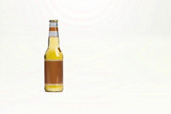 Cerveza Amarilla Botella Mock Aislado Etiqueta Blanco — Foto de Stock