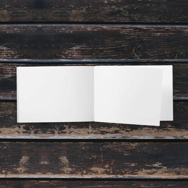 Papel Blanco Blanco Aislado Sobre Fondo Madera — Foto de Stock