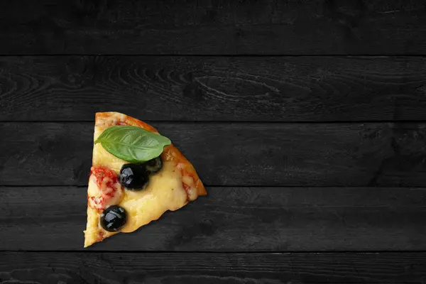 Vista Perto Pizza Com Queijo Derretido Isolado Mesa Madeira Preta — Fotografia de Stock