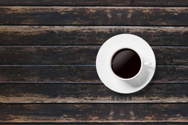 Beyaz çay fincanı ahşap zemin üzerinde.