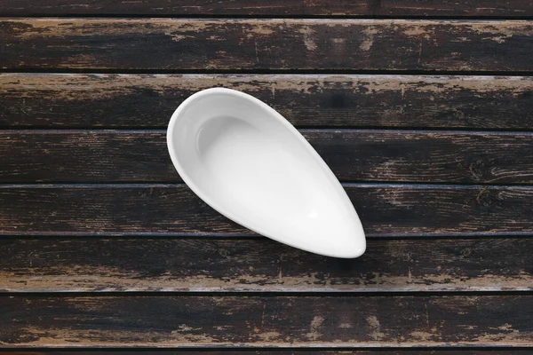 Tahta Masanın Üzerinde Boş Beyaz Tabak — Stok fotoğraf
