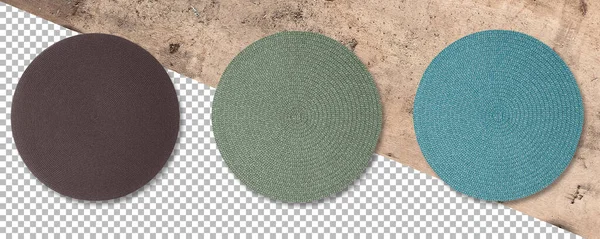 套色圆形机织稻草垫 在透明背景下隔离 — 图库照片