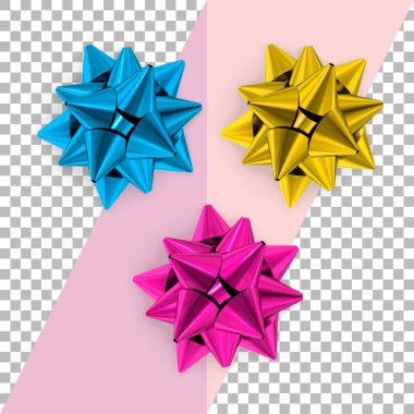 Üst görünüm izole edilmiş renkli hediye paketi doğum günü süslemeleri