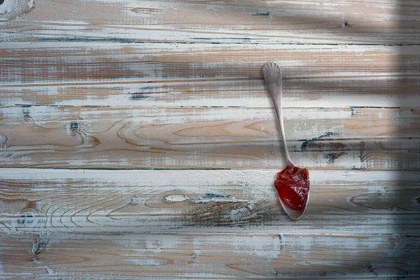 Erdbeermarmelade Weißem Löffel Über Holztisch — Stockfoto