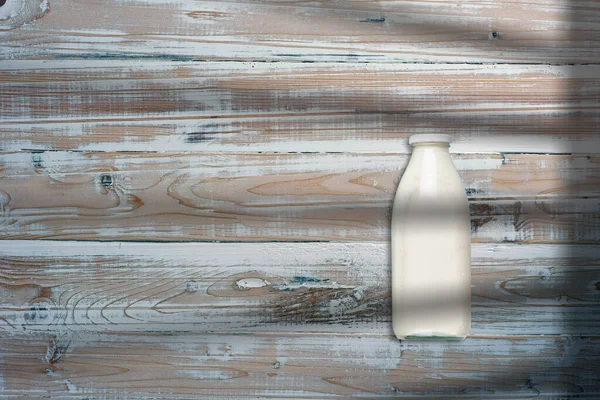 Mleko Butelce Kreatywnym Konceptualnym Górnym Widoku Płaska Kompozycja Leżakowa Odizolowaną — Zdjęcie stockowe