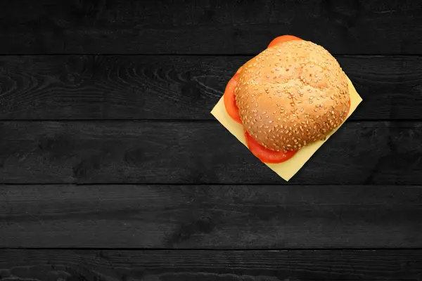 Zblízka Pohled Hamburger Sýrem Izolované Černém Dřevěném Stole — Stock fotografie