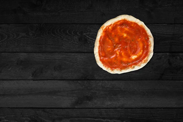 Vista Ravvicinata Della Pizza Arrotondata Isolata Sul Tavolo Legno Nero — Foto Stock