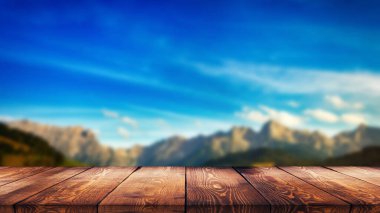 Dağ manzaralı ürünler için ahşap masa.