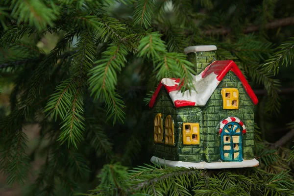 Tarjeta de Navidad con Casa de cerámica — Foto de Stock