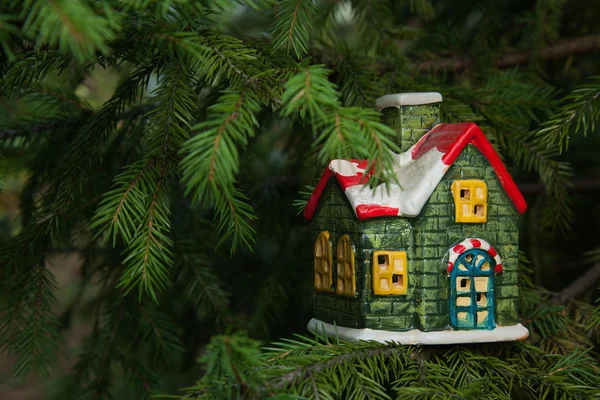 Tarjeta de Navidad con Casa de cerámica —  Fotos de Stock