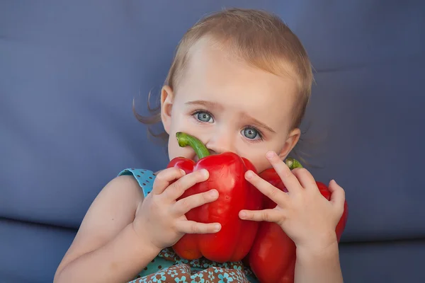 Petite fille mangeant du paprika biologique — Photo