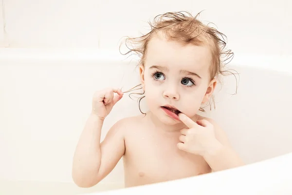 Bébé dans la salle de bain — Photo