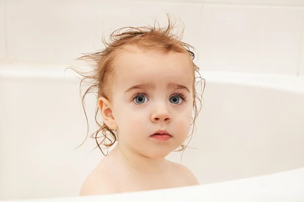 Baby in de badkamer — Stockfoto