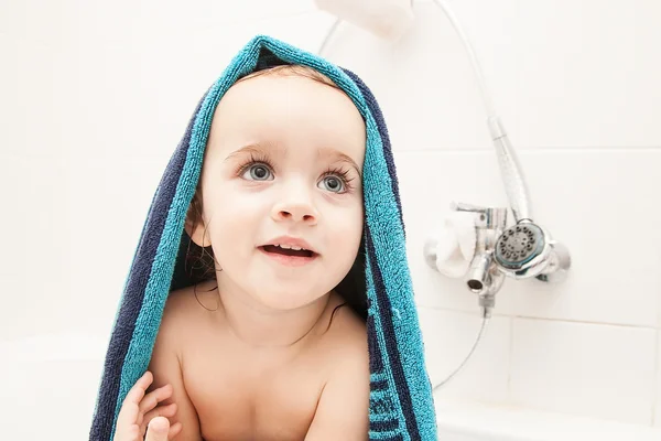 婴儿在浴室里 图库图片