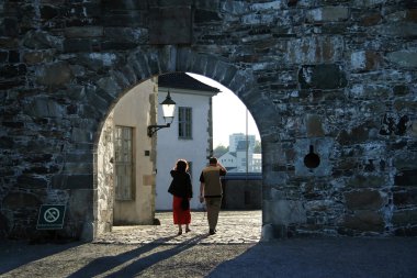 mensen wachten voor de komst van de veerboot op kade