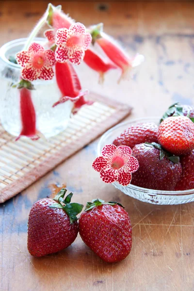 Two strawberries — Stock Photo, Image