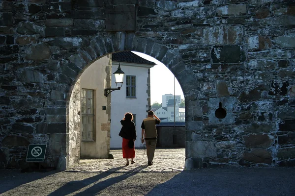 mensen wachten voor de komst van de veerboot op kade