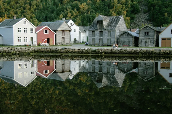 Small houses on the bank of lake — Stock Photo, Image