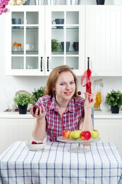 Genç bayan mutfakta.