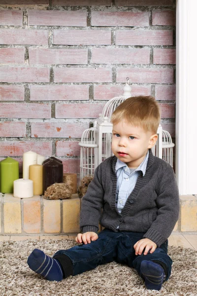 Pequeño niño se sienta en el suelo — Foto de Stock