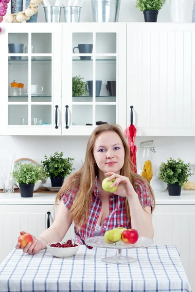 Young woman in kitchen — Stock Photo, Image