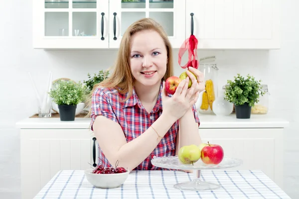 Young woman in kitchen — Stock Photo, Image