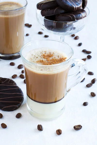 Filiżanka kawy z mleka i czekoladowe ciasteczka — Zdjęcie stockowe