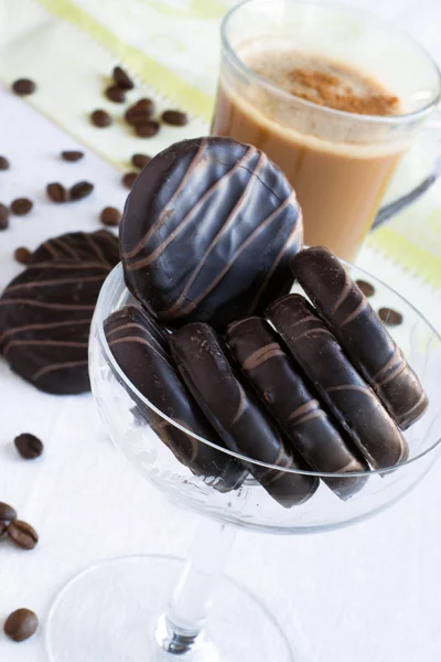 Kopje koffie met melk en chocolade cookies — Stockfoto