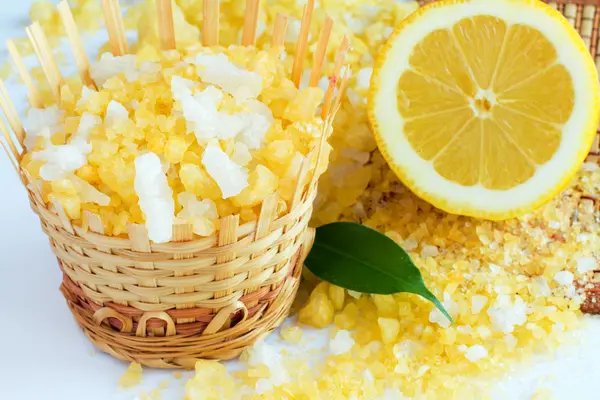 Соль для ванн и лимон — стоковое фото