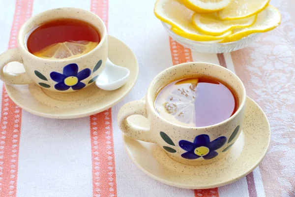 Two cups of black tea with lemon — Stock Photo, Image