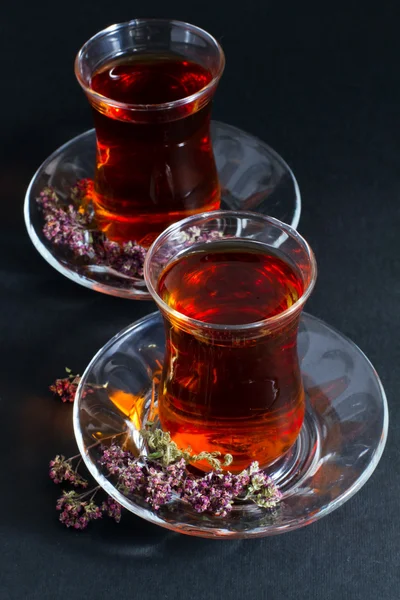 Chá tradicional turco em copos em preto — Fotografia de Stock
