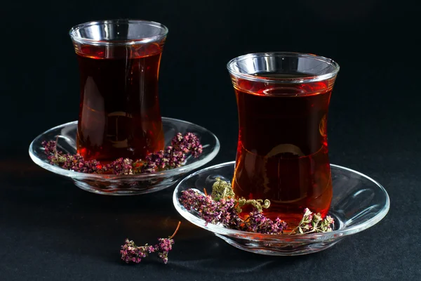 Turkse traditionele thee in glazen op zwart — Stockfoto