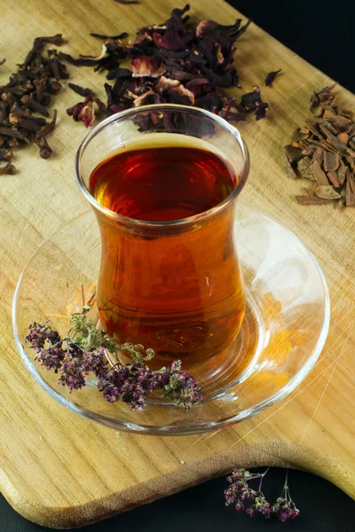 グラス スパイスでトルコの伝統的なお茶 — ストック写真
