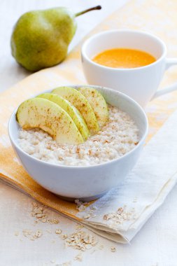 elma ve portakal suyu ile yulaf lapası