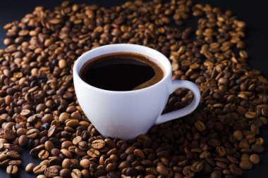 Kahve fincanı ve fasulye