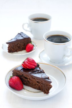 iki dilim çikolatalı pasta ve iki bardak kahve