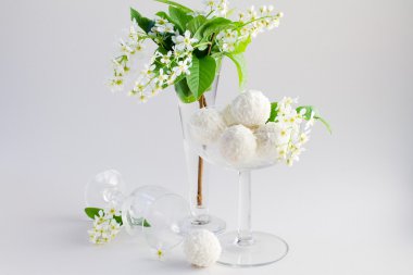 Beyaz natürmort çiçek ve candie