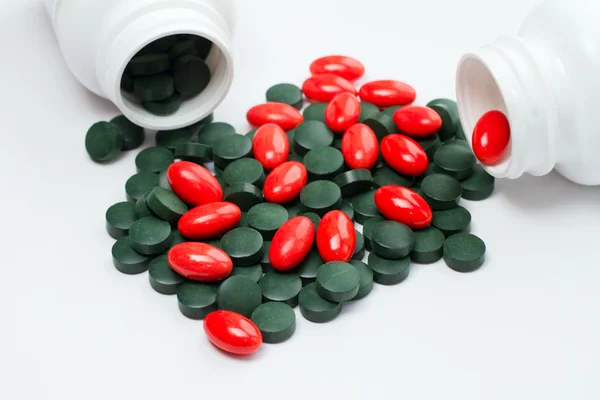 Зелені та червоні таблетки — стокове фото