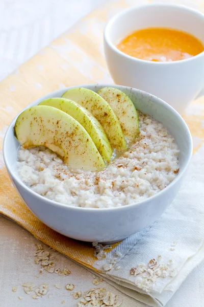 Porridge with apple and orange juice — Stock Photo, Image