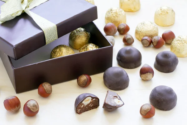 hediye kutusunda çikolata şekerleme