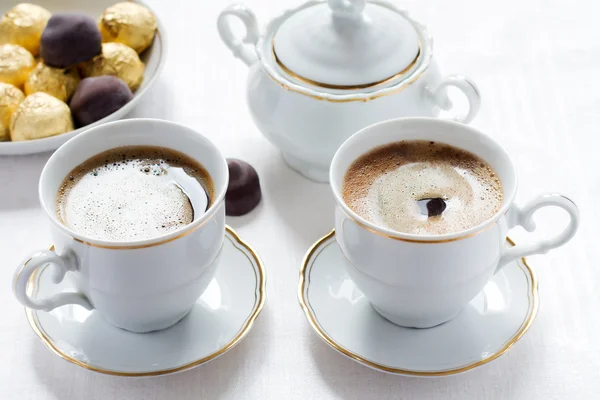 Две чашки кофе и конфеты — стоковое фото
