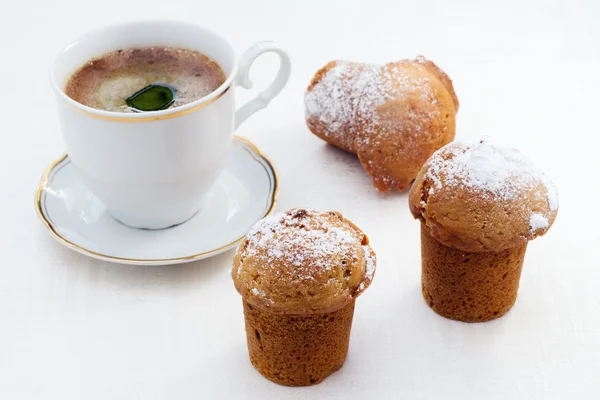 Muffin e tazzina di caffè — Foto Stock