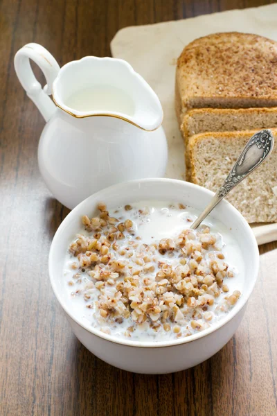Buckwheat groats dengan susu — Stok Foto