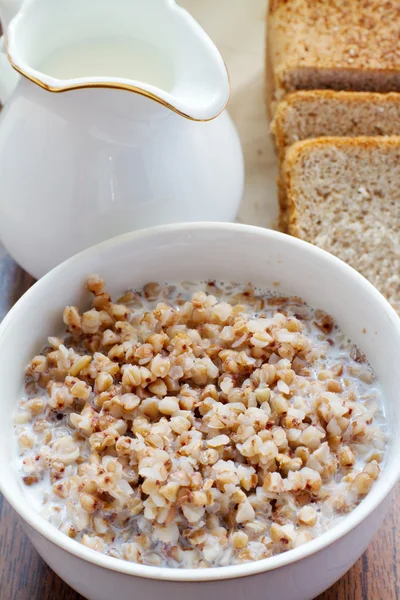 Buckwheat groats dengan susu — Stok Foto