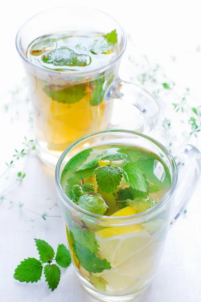 Chá verde com hortelã e um limão — Fotografia de Stock